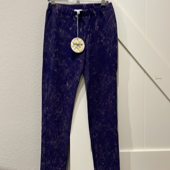 NWT Hayden leggings with 2 pockets on the back purplish in color. - Picture 3 of 4